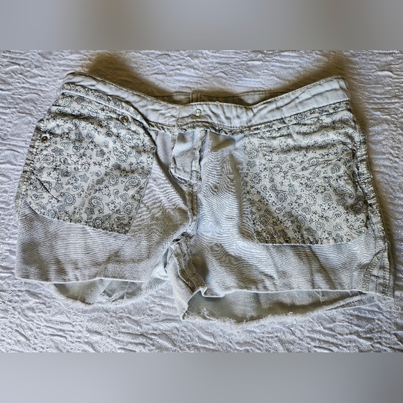 Womens Mudd Light Grey Jean Shorts Size 9 Peace Sign - Picture 9 of 12